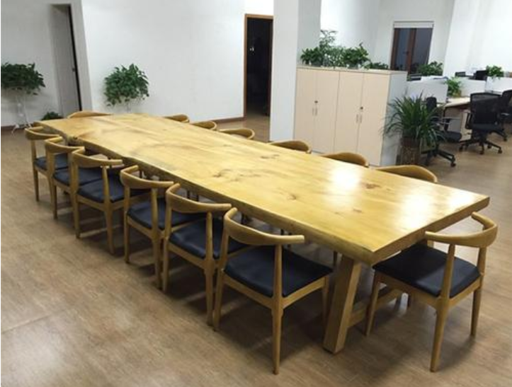 松木辦公桌有什么特點？