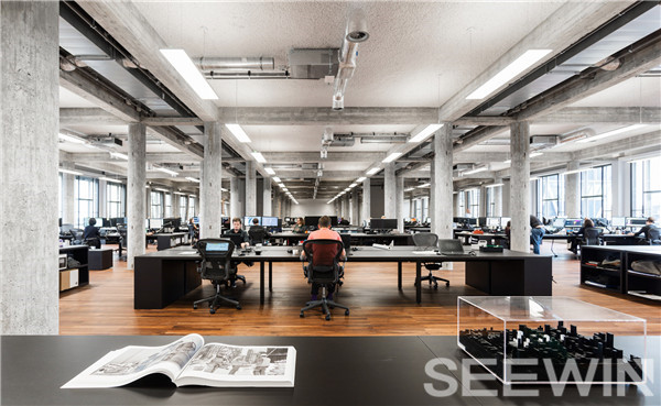 粗獷的大空間與金屬辦公家具打造不朽的工業美學空間
