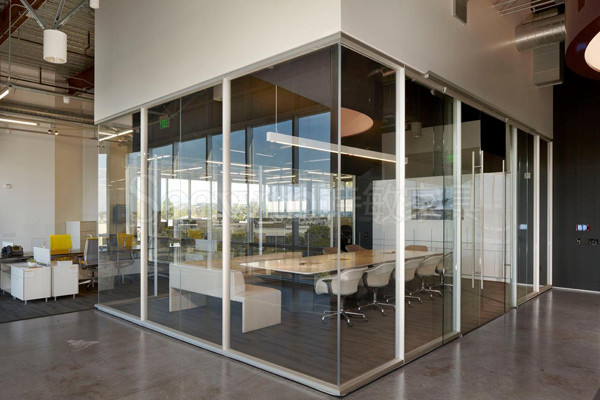 如何根據空間大小完成辦公家具設計？